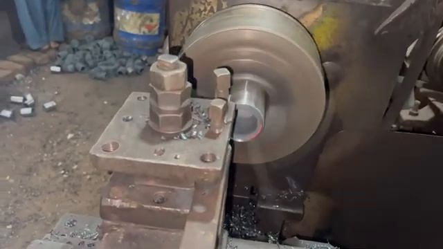 Мастер, Изготавливающий Колесный Ключ смотреть онлайн