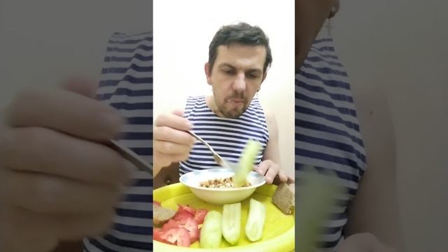 Мукбанг обжор / жареная картошка с огурцом и помидором смотреть онлайн