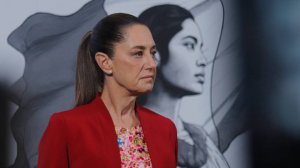 Мексиканец приобнял и попытался схватить за грудь президента страны