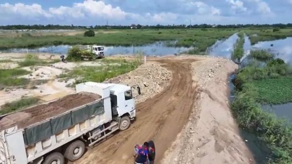 Отсыпка участка. Бульдозер Shantui толкает грунт. Авария грузовика на 2:44:44.