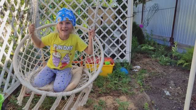 Илья с Олей собрали Василисе песочницу! смотреть онлайн