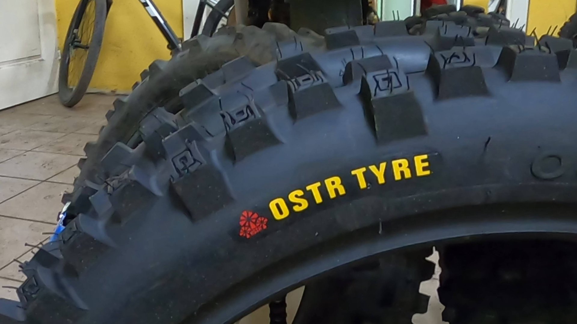 ЭНДУРО БУДНИ обкатываю OSTR TYRE китай покрышка 140/80-18 Mid #АЗИУМТ66