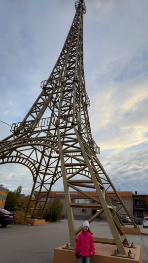 «Путешествие в мир животных: веселое приключение Алины в зоопарке»