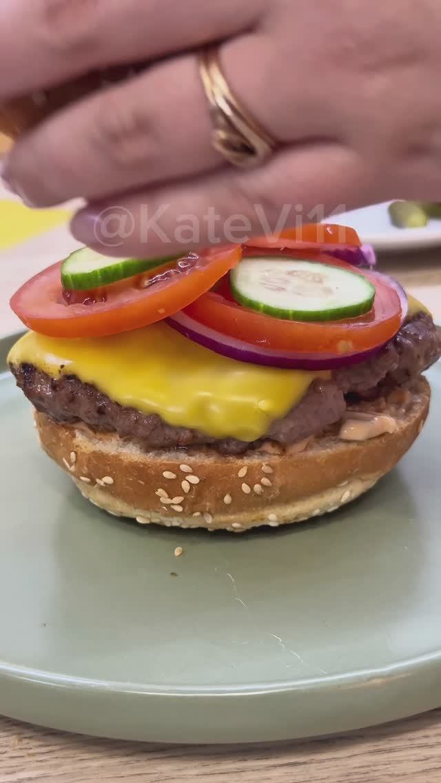 Вкусный домашний бургер. Справится даже ребенок! Просто и быстро!. смотреть онлайн