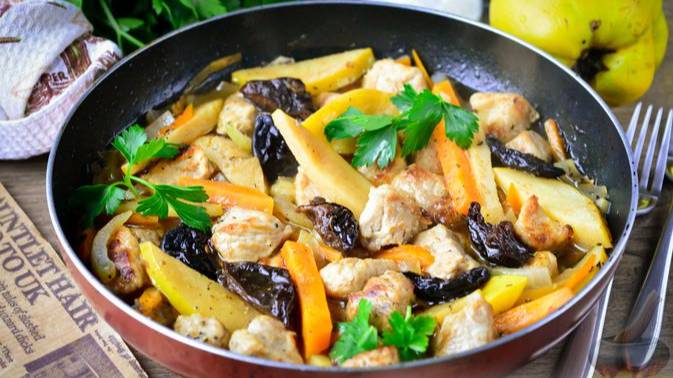 Какой аромат! Невозможно устоять.) ТУШЕНАЯ СВИНИНА С АЙВОЙ И ЧЕРНОСЛИВОМ смотреть онлайн