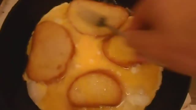 КАК ПРИГОТОВИТЬ ВКУСНЫЕ ГРЕНКИ ГРЕНКИ ИЗ БАТОНА С ЯЙЦОМ смотреть онлайн