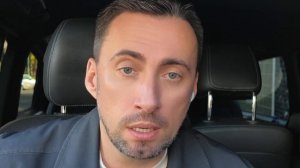 Бегут все !Полицейский прихватил конфискованную валюту и ударил по тапкам.