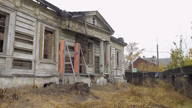 Противоаварийные работы на усадьбе Рассушина проводят в Усолье-Сибирском