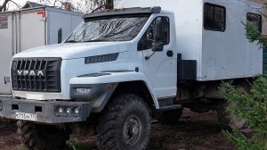 УРАЛ НЕКСТ 4×4 поставил топливный бак за кабину.