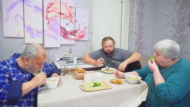 Вкусный обед Кушаем всей семьёй Огурцы помутнели НА РАССОЛЬНИК пойдут Мою посуду на кухне ВЛОГ смотреть онлайн