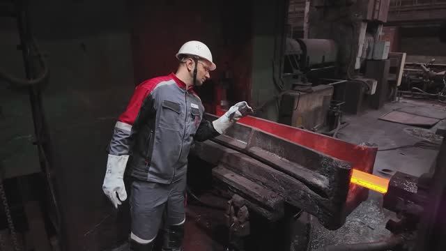 Вальцовщик сортопрокатного цеха №2 ОЭМК Иван Гончаров – «Заслуженный металлург Российской Федерации» смотреть онлайн