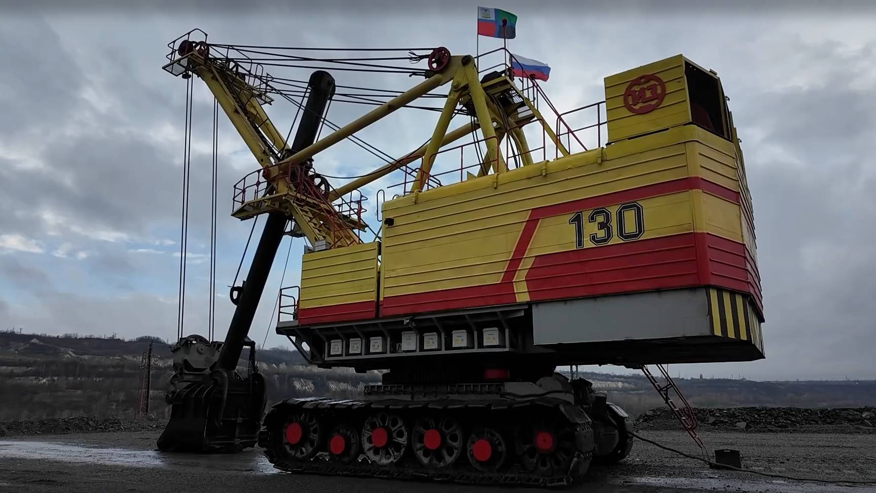 В рудоуправлении Лебединского ГОКа приступил к работе огромный карьерно-гусеничный экскаватор смотреть онлайн