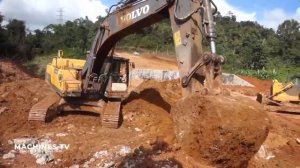 Эпизод 2. Экскаватор и грузовик на строительстве лесной дороги.