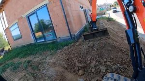 Обустройство сада в семейном доме с помощью Kubota KX 080-4a2