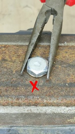 Обязательно запомни эту хитрость! Как открутить болт, если нет ключа? #shorts