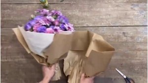 БЫСТРАЯ упаковка букета. Как упаковать букет быстро и красиво? Тишью и крафт бумага для упаковки.