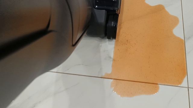 сбор воды вертикальным пылесосом Roborock F25 ultra смотреть онлайн