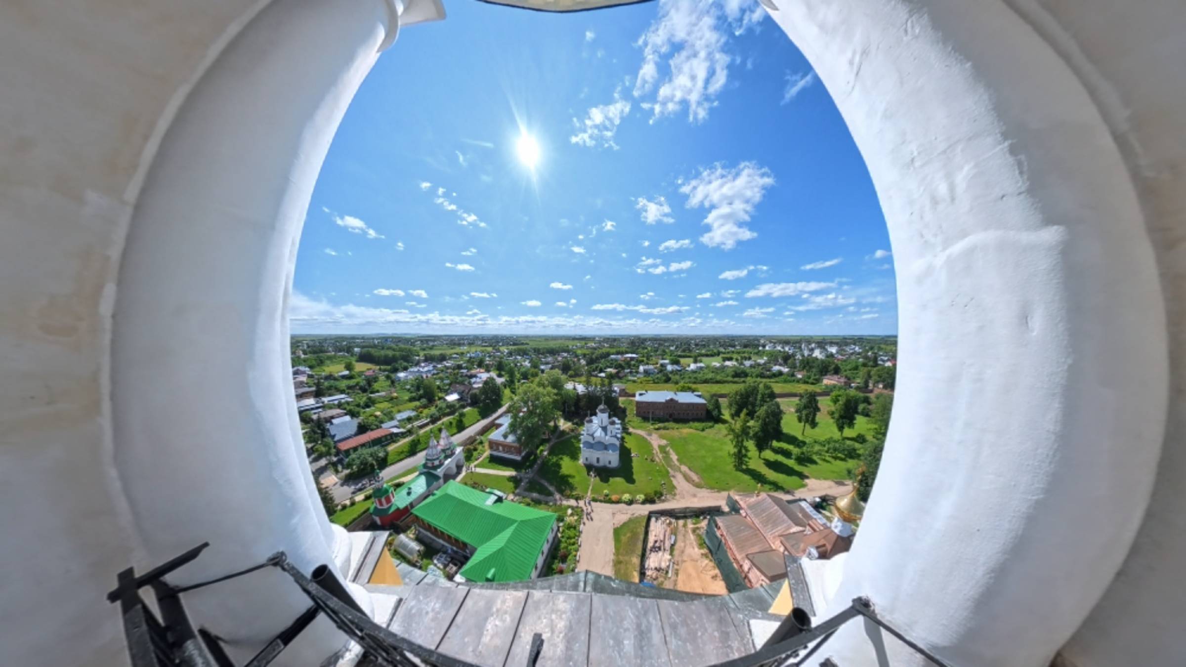 Крутая панорама VR 360 (вращаем телефоном или мышкой) с колокольни в Суздале