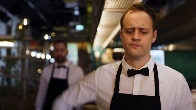 Когда отмечаешь в ресторане - С Днем Рождения | VLDL на Русском смотреть онлайн