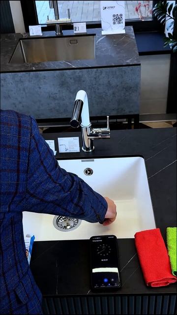 Светлую мойку брать нельзя — сразу пожелтеет/испачкается/впитает всё