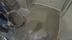 Технология заливки наливного пола под плитку с помощью шнурки