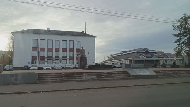 Рамешки. Советская (центральная) улица из окна автомобиля.