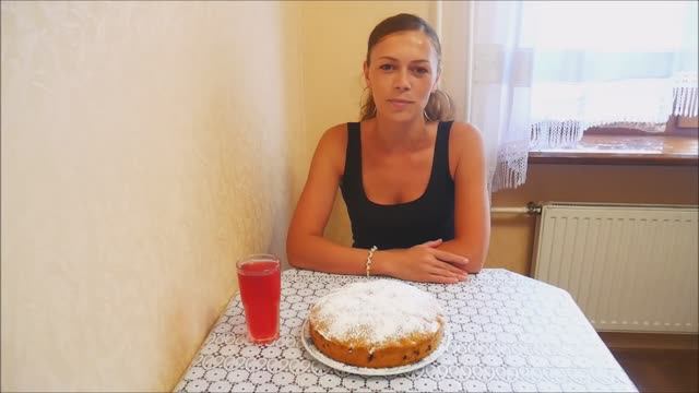 Пирог с вишней Простой быстрый и вкусный рецепт домашнего пирога Выпечка с вишней ягодами смотреть онлайн