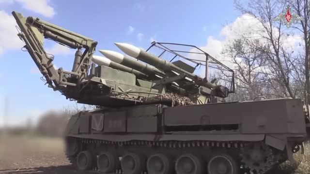 💥 Расчёты ЗРК «Бук-М2» группировки войск «Восток» перехватили снаряды РСЗО HIMARS на Южно-Донецком смотреть онлайн