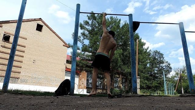 11 подтягиваний на одной руке, выход силой одной рукой