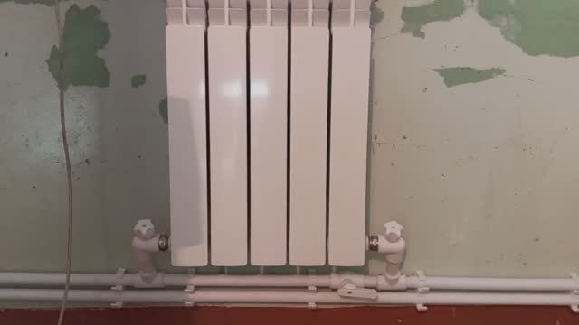 Доделал пластиковое отопление . Осталось только подсоединить котёл к отоплению . смотреть онлайн