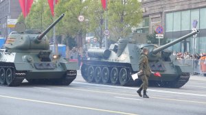 Репетиция Парада Победы в Москве, 3 мая 2025, разгрузка танков Т-34-85 и САУ СУ-100