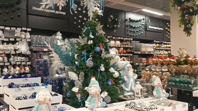 Суета сует. Но НоВый год не за горами. С хорошей музыкой погуляем по торговому центру. смотреть онлайн