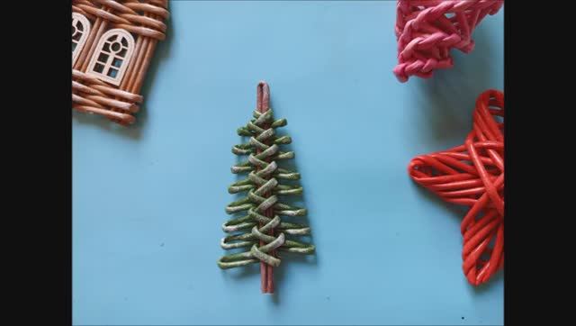 Новогодняя игрушка елочка из бумажной лозы