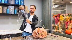 БЫСТРАЯ упаковка букета в матовую и целлофановую пленку. Как сделать букет объемнее без затрат?