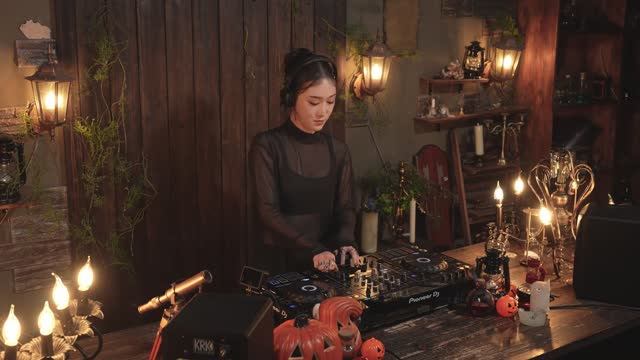 DJ YUNIEA - Melodic Techno & Progressive House Holloween DJ Mix смотреть онлайн