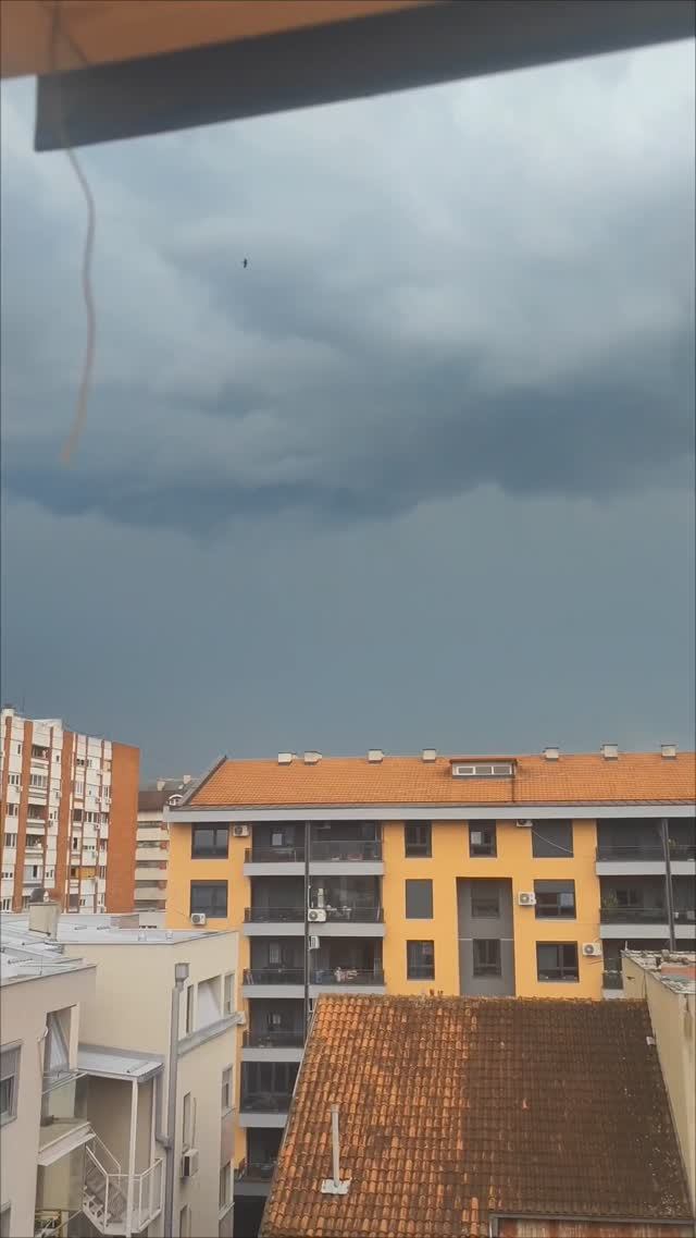 Гроза. У природы нет плохой погоды #дождь #городскиепрогулки смотреть онлайн