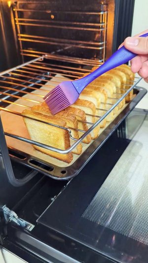 Обязательно запомните эту хитрость! Как быстро поджарить хлеб в духовке?