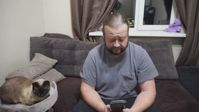 Поспал в домике на диване Набрался сил и начал читать сообщения на канале ПОДВАЛ ИЛЬИЧА смотреть онлайн