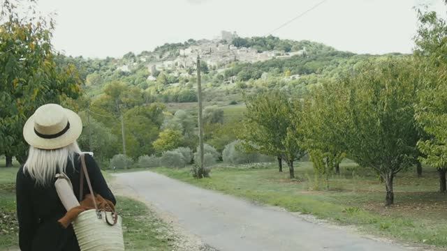 Пешком по Провансу (Франция) - осенняя прогулка между деревнями Бонньё и Лакост. смотреть онлайн