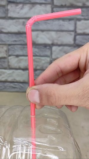 Обязательно запомни эту хитрость! Как легко сделать кран для воды в походе или на пикнике? #shorts