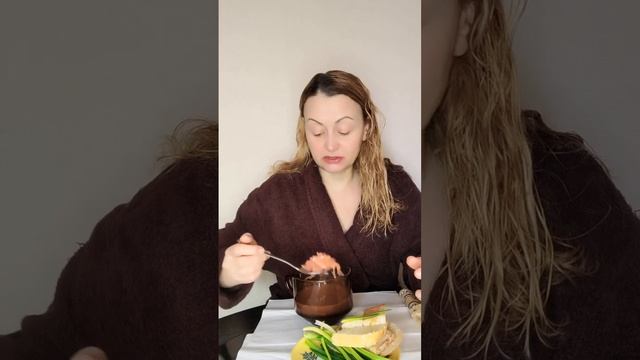 МУКБАНГ борщ и сало смотреть онлайн