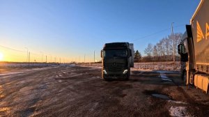 Началась зима, первый гололёд. Помогаю коллеги, не растормаживается полуприцеп. Домой на выходные.