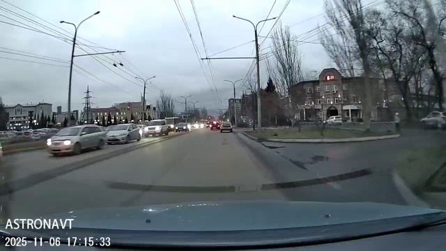 Черный шашечник подрезает и обгоняет смотреть онлайн