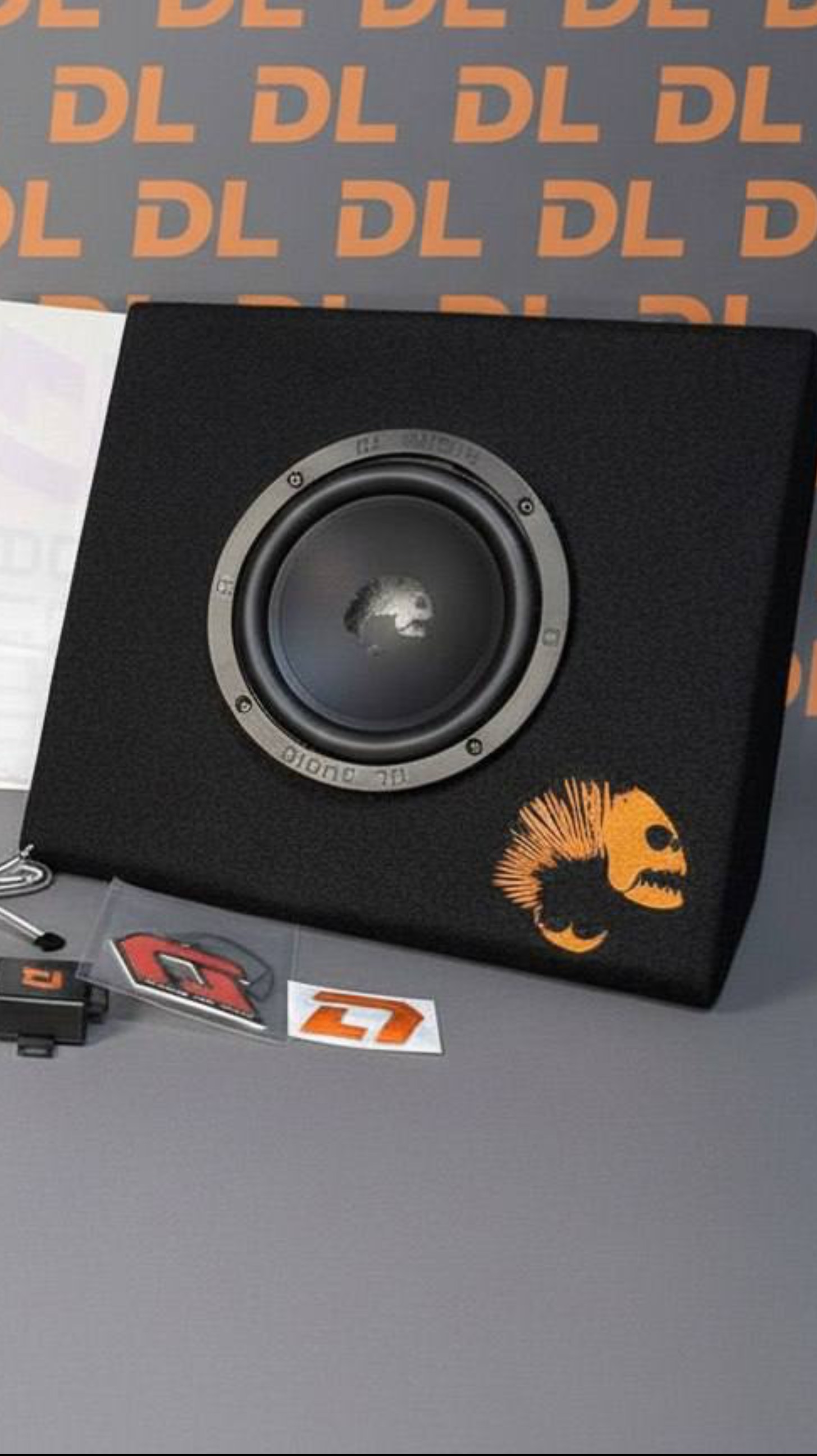 Компактный активный сабвуфер с действительно мощными 