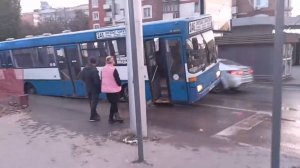 Проклятое место. В Саратове в коммунальную яму попал очередной автобус