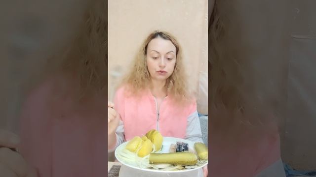 МукбангСкумбрия_и_картошечка_с_соленьями смотреть онлайн