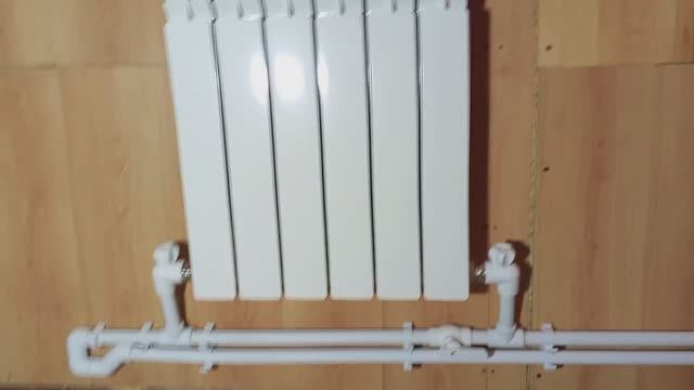 Доделываю пластиковое отопление . Спаял трубы под последним радиатором . смотреть онлайн