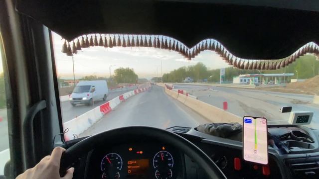 КамАЗ 5490, Москва и тонна туалетной бумаги — рабочие будни АТЛ! смотреть онлайн