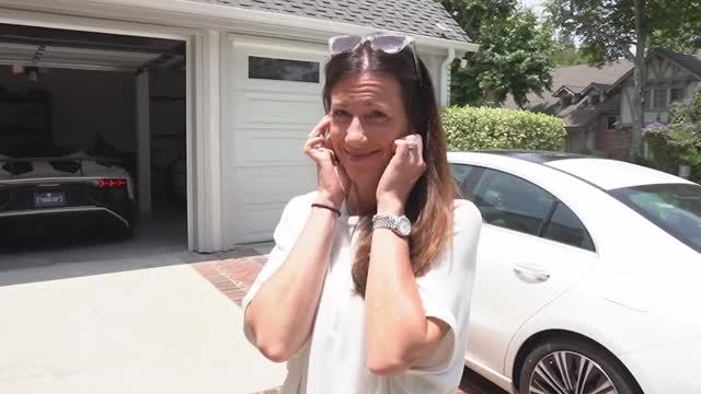 Мама в восторге от Aventador SV за 650 000 долларов!