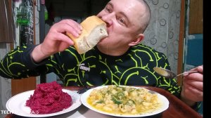 мукбанг/обжор/тушёная картошка с капустой,салат свекла с чесноком/